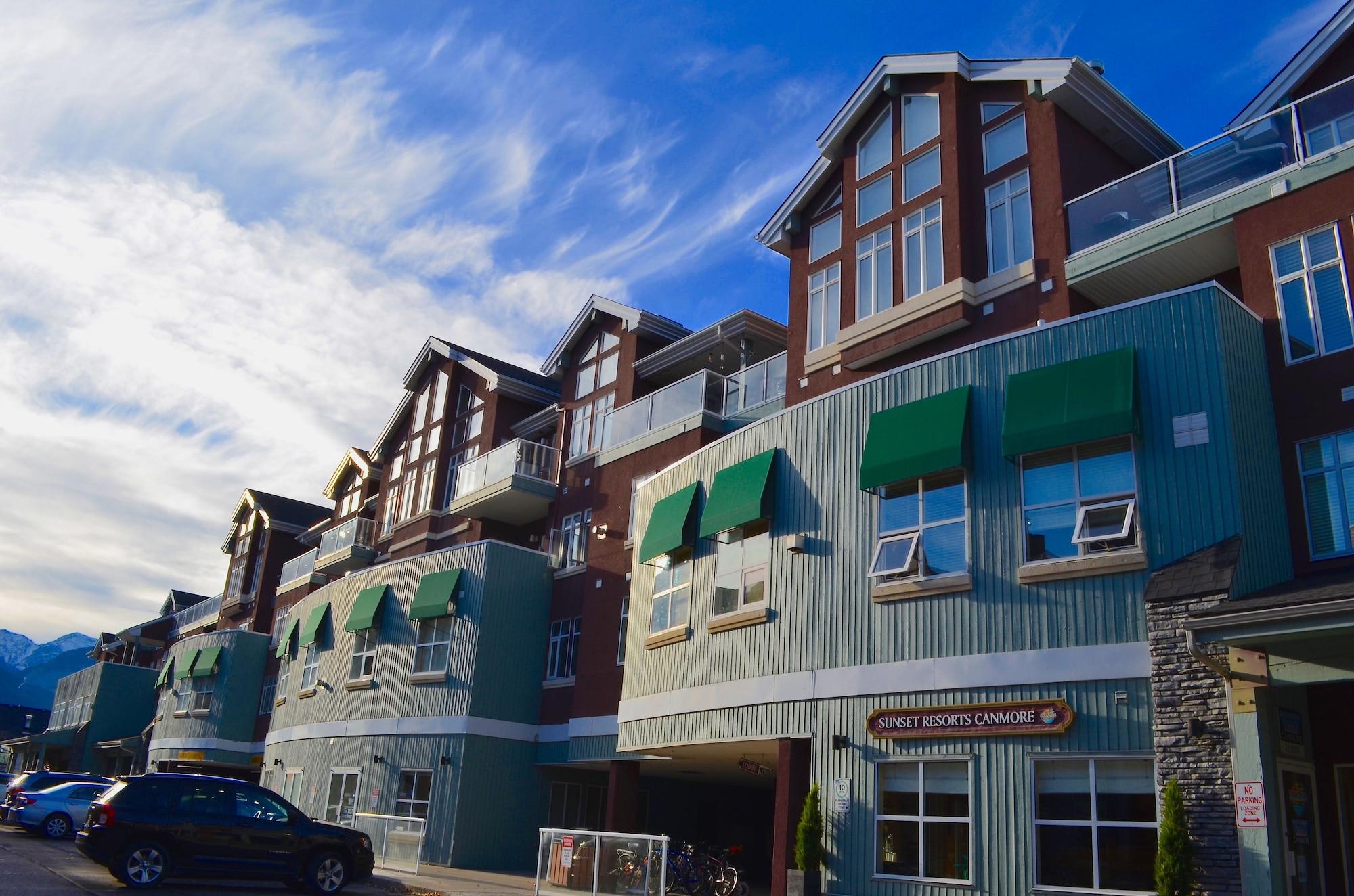 Sunset Mountain Inn Канмор Экстерьер фото