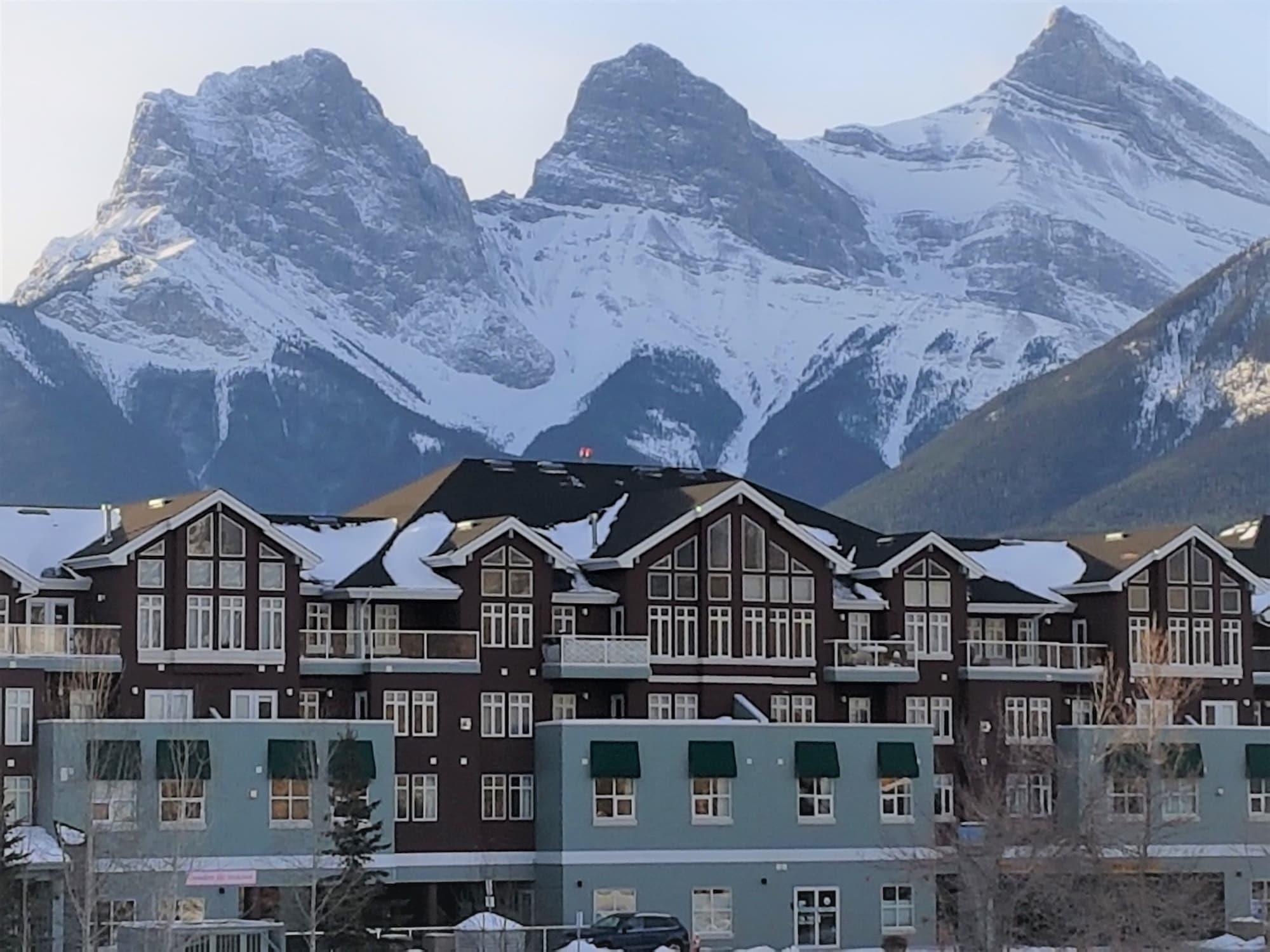 Sunset Mountain Inn Канмор Экстерьер фото