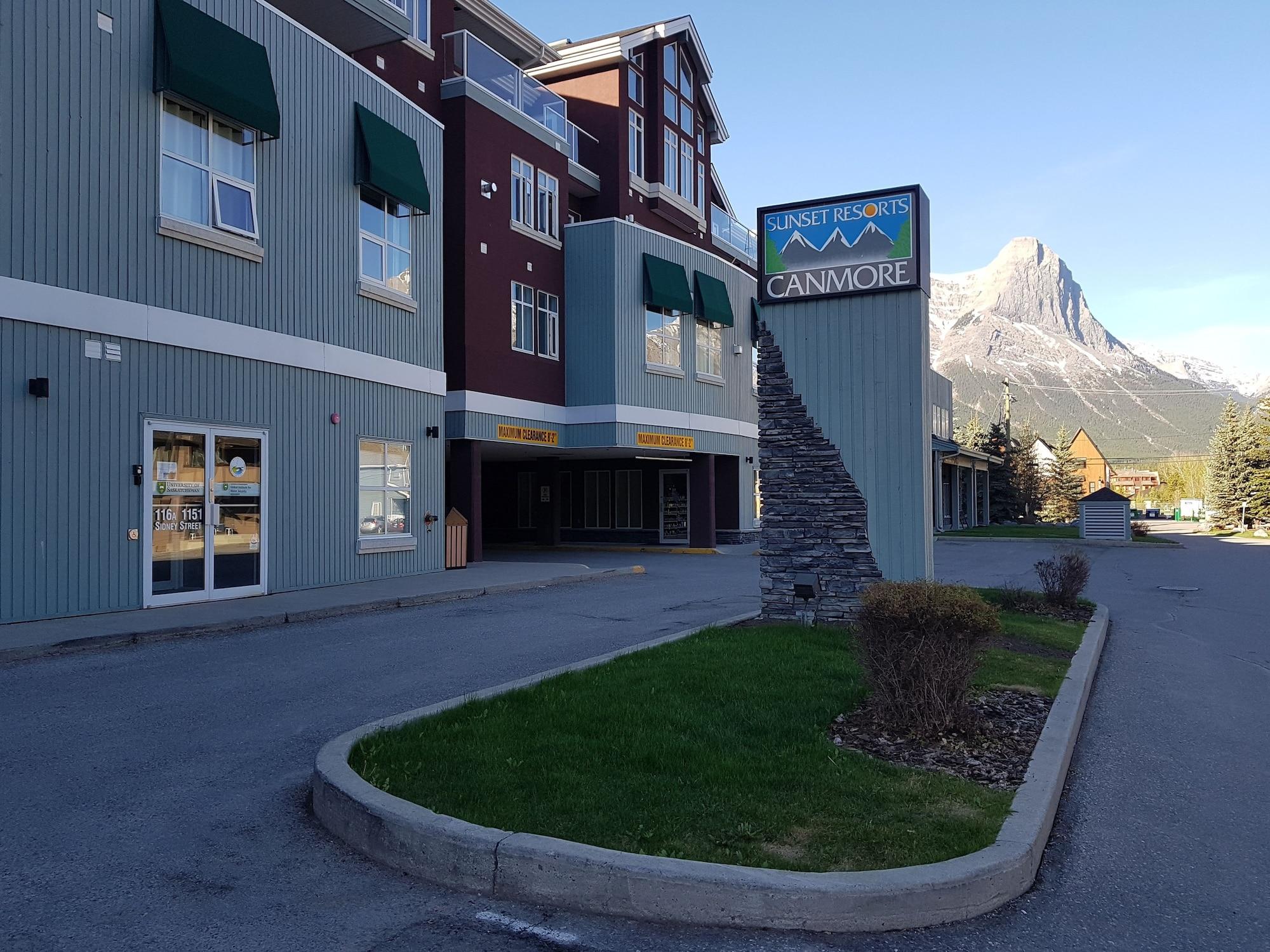 Sunset Mountain Inn Канмор Экстерьер фото