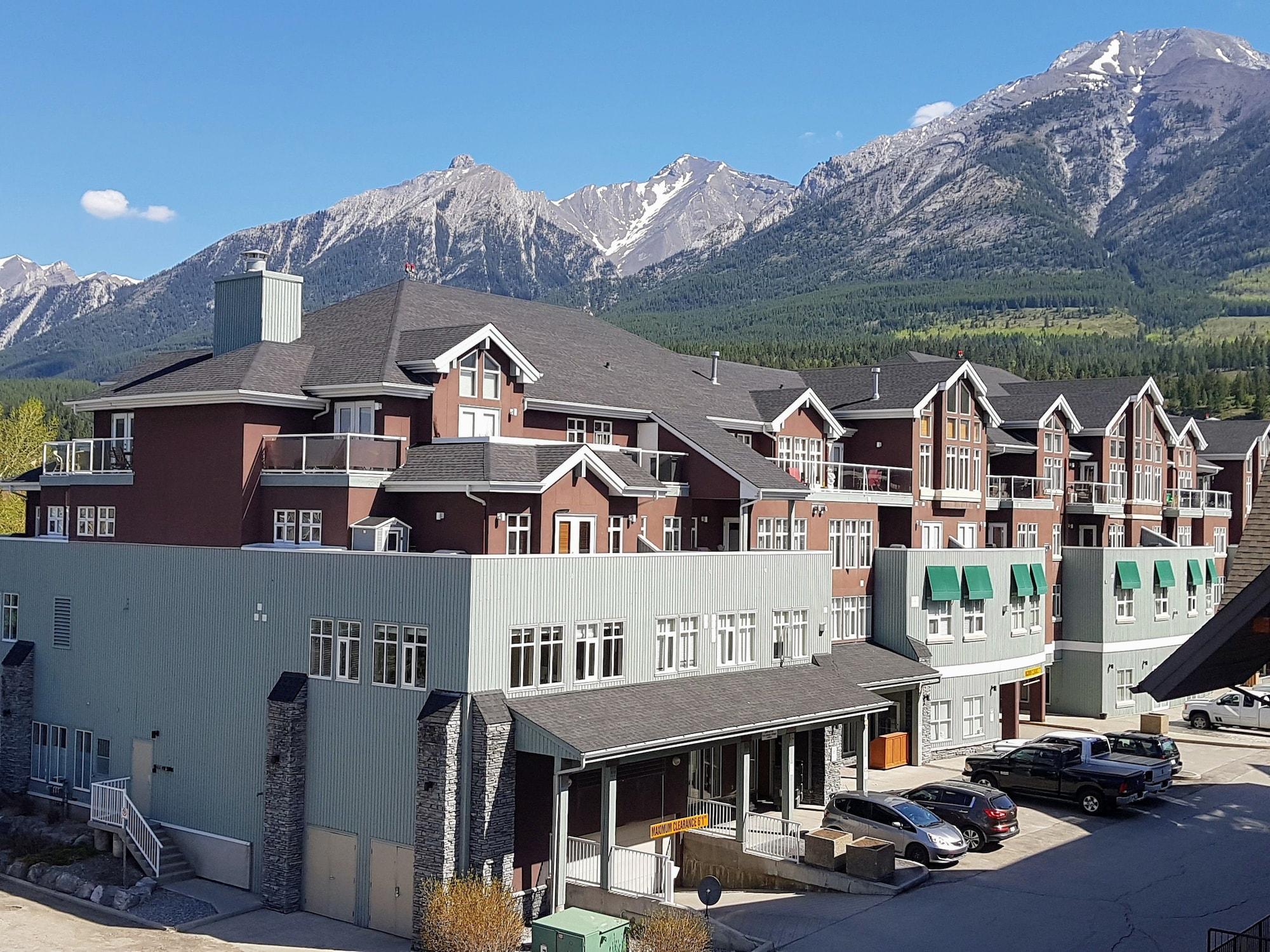 Sunset Mountain Inn Канмор Экстерьер фото