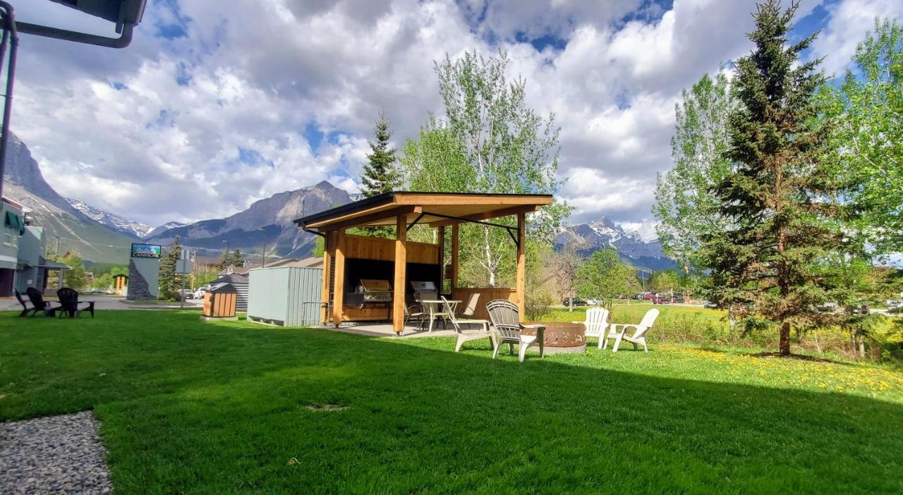Sunset Mountain Inn Канмор Экстерьер фото