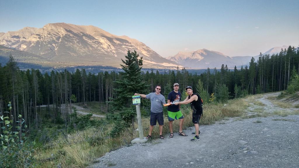 Sunset Mountain Inn Канмор Экстерьер фото