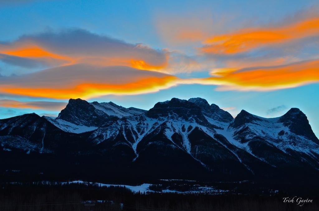 Sunset Mountain Inn Канмор Экстерьер фото