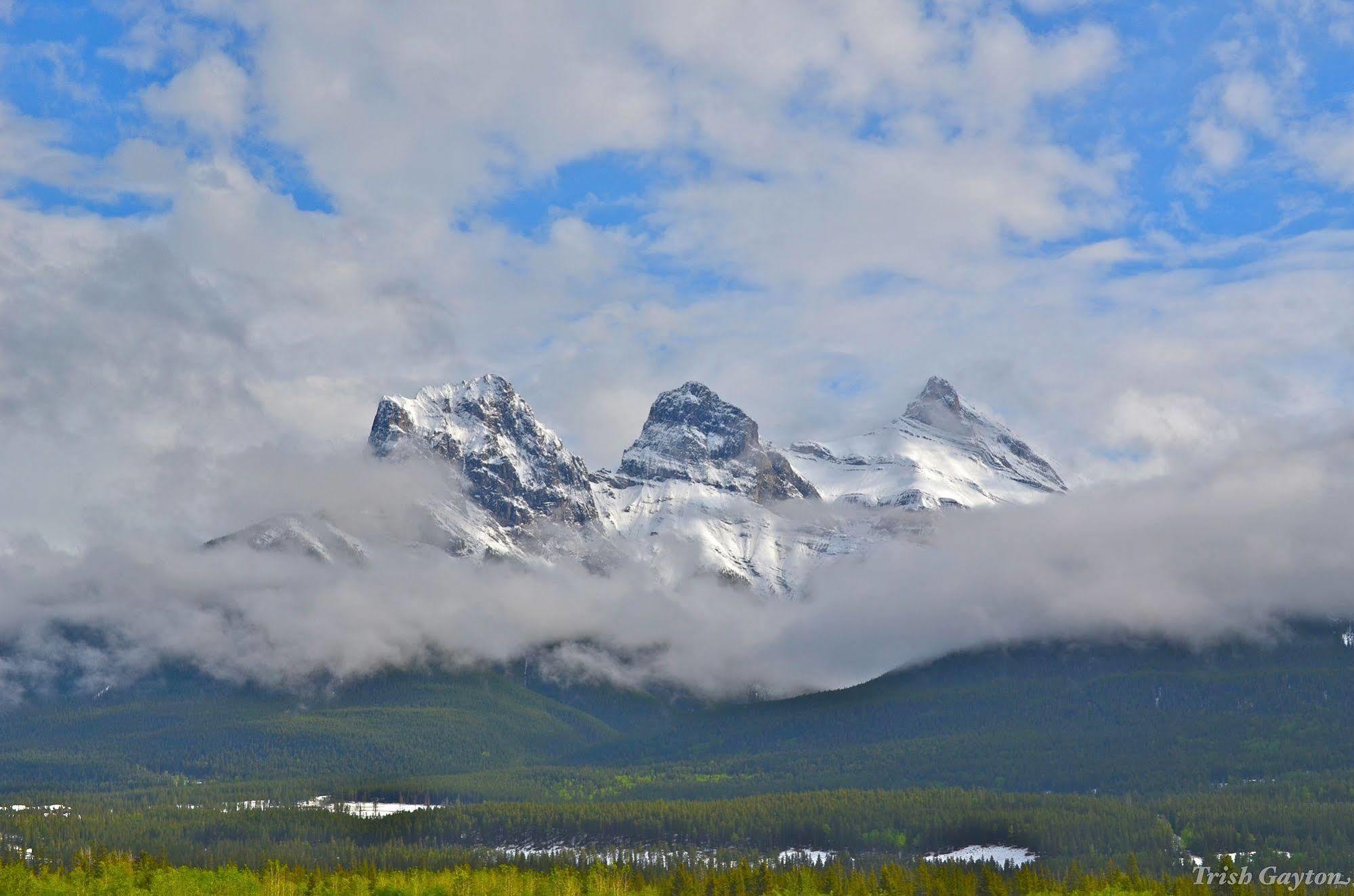 Sunset Mountain Inn Канмор Экстерьер фото